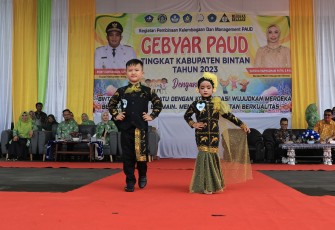  Fashion Show dalam rangka memeriahkan Gebyar PAUD Tingkat Kabupaten Bintan Tahun 2023, Kamis (14/12) di Lapangan Relief Antam Kijang