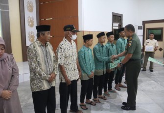 Kodim Madiun Bagikan Sembako Kepada Masyarakat dan Santunan Anak YatimKodim Madiun Bagikan Sembako Kepada Masyarakat dan Santunan Anak YatimKodim Madiun Bagikan Sembako Kepada Masyarakat dan Santunan Anak YatimKodim Madiun Bagikan Sembako Kepada Masyarakat dan Santunan Anak YatimKodim Madiun saat Bagikan Sembako Kepada Masyarakat dan Santunan Anak Yatim