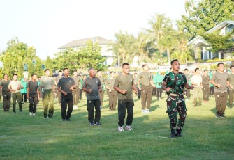 Pangdam XVIII/Kasuari dan Ketua Persit KCK Daerah XVIII/Kasuari Olahraga Bersama Jalin Keakraban