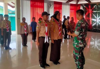 Kodim 1710/Mimika saat Terima Cinderamata dari Saka Wira Kartika