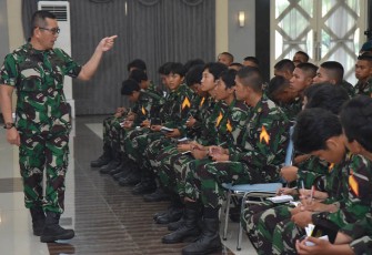 Pembekalan kepada 241 Prajurit Taruna (Pratar) AAL Angkatan ke-72 di gedung Maspardi, Ksatrian AAL, Bumimoro Surabaya, Jumat (01/12).