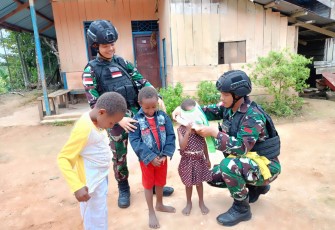 Satgas Pamtas Statis RI-PNG Bagikan Pakaian Layak Pakai Untuk Anak-Anak Pedalaman Papua Selatan