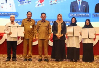 Penandatanganan Surat Perjanjian Kontrak (SPK) Pendidik dan Tenaga Kependidikan (PTK) Non ASN Tahun 2023 Provinsi Kepulauan Riau untuk Kota Tanjungpinang dan Kabuptaen Bintan  di Aula Wan Seri Beni Dompak, Tanjungpinang, Senin (13/02). 