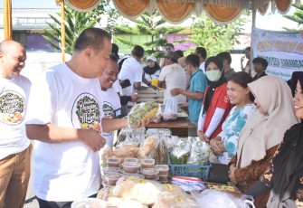 Bupati Juliyatmono meninjau pelaksanaan kegiatan Gerakan Pangan Murah di kawasan Wisata Kembang Desa, Desa Dawung, Kecamatan Matesih, Senin (26/6/2023)