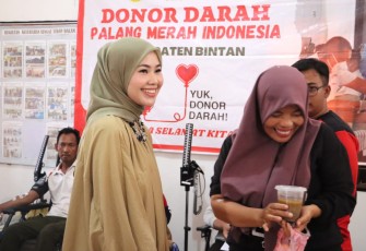  Hafizha saat menyaksikan kegiatan donor darah.