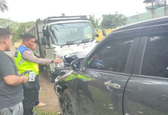 Truk Tabrak Mini Bus di Pargarutan Tapanuli Selatan 