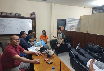 Tersangka (diborgol) kenakan baju tahanan saat diamankan
