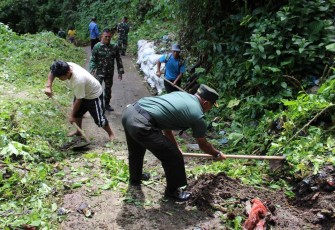 Kodim 0205/Tanah Karo Laksanakan Gotong Royong Bersihkan Lingkungan  