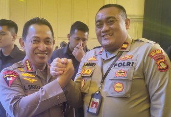 Kapolsek Belitang Tiga Iptu. DR. (c) Jhoni Albert, S.H., M.Si., M.H., M.M Terima Hoegeng Awards 2023