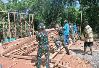 Anggota Satgas Pamtas Statis RI-PNG Yonif 111/KB Siapkan Tempat Tinggal yang Layak Untuk Kepala Kampung