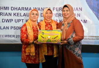 Penasehat DWP KKP dan Ketua TP PKK Provinsi Kepri Kunjungi PSDKP Batam