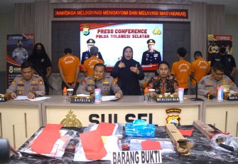 Kapolda Sulsel Irjen Pol Drs. Setyo Boedi Moempoeni Harso, S.H., M.Hum saat pimpin konferensi pers, Jumat (06/10/2023) di Mapolda Sulsel.