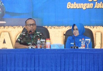 Danlanudal Juanda Kolonel Laut (P) Heru Prasetyo beserta Ketua Cabang 3 Jalasenastri Gabungan Puspenerbal Ny.Naniek Heru Prasetyo 
