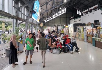 Penumpang kereta api di stasiun Semarang Tawang dan Poncol menjelang pergantian tahun baru 2023/2024.