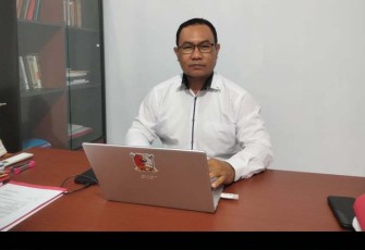 Kanit Tipidkor Polres Bitung Ipda Hevry Samson SH saat memberikan penjelasan kepada wartawan saat di temui di ruang kerjanya.