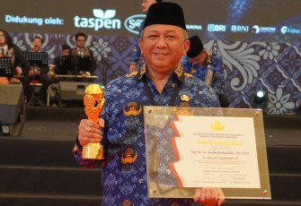 Kepala Pusat Penerangan Hukum Kejaksaan Agung Dr. Ketut Sumedana mewakili Jaksa Agung saat menerima penghargaan. 