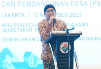 Mendes PDTT Abdul Halim Iskandar saat memberikan pengarahan pada Rapat Koordinasi Pelaksanan Kegiatan pada Lokasi Beririsan Komponen 2 Program Penguatan Pemerintahan dan Pembangunan Desa (P3PD) di Redtop Hotel, Kamis (2/11/2023).