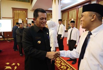 Gubernur Ansar seusai Lantik Sembilan Anggota BPSK Kota Tanjungpinang Periode 2023-2028 