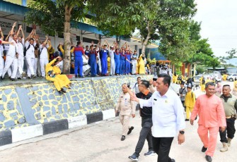 Gubernur Ansar saat Disambut Meriah Majelis Guru dan Siswa
