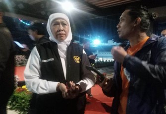 Gubernur Jawa Timur Dra. Hj. Khofifah Indar Parawansa, M.Si saat diwawancarai awak media.
