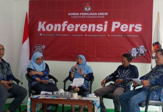 Konferensi pers terkait pengumuman DCT, di kantor KPU Karanganyar, Jumat (03/11/2023).