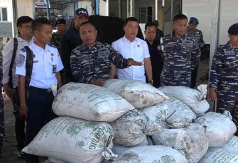 Lanal Cilacap saat tunjukan barang bukti