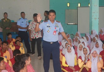 Danlanud RSA Natuna Kolonel Pnb Dedy Iskandar, S.Sos., M.M.S., M.Han., saat melakukan sosialisasi penerimaan prajurit TNI Angkatan Udara di sebuah Sekolah Menengah Atas Negeri (SMAN) 1 Bunguran Timur, Ranai, Kabupaten Natuna, Provinsi Kepulauan Riau, Kamis (16/11/2023).