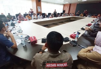 Rapat dengar pendapat (RDP) dengan puluhan pedagang Pusat Pasar, Medan.