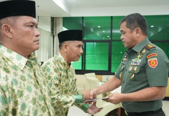 Pangkostrad Letjen TNI Maruli Simanjuntak, M.Sc., saat Lepas Peserta Umrah Gelombang Tiga