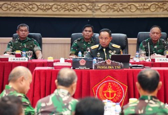 Jenderal TNI Agus Subiyanto, S.E., M.M., S.C.F.A saat menyampaikan entry briefing kepada jajarannya di Aula Gatot Soebroto Mabes TNI, Cilangkap, Jakarta Timur, Jumat (1/12).