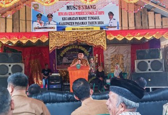 Bupati H. Benny Utama saat mengawali sambutannya di arena Musrenbang Kecamatan Mapattunggul yang dipadati masyarakat Muara Tais, Selasa (21/02).