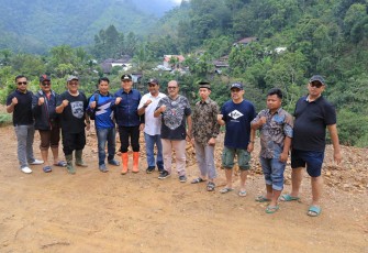 Wakil Bupati (Wabup) Pasaman Sabar AS ketika menghadiri peresmian pembangunan PLTMH di Nagari Muaro Sungai Lolo, Kamis (5/10/2023).