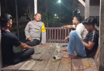 Bhabinkamtibmas Polsek Peudawa Polres Aceh Timur saat Berikan Himbauan Kepada Para Remaja