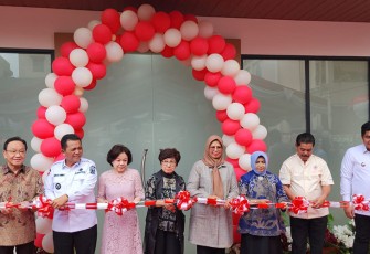 Gubernur Ansar saat potong pita Resmikan Gedung Perkumpulan Teo Chew Tanjungpinang 