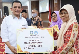 Gubernur Ansar saat Serahkan Bantuan Insentif Berbagai Komponem Masyarakat di Kabupaten Karimun