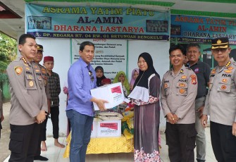 Irwasum Polri saat Berikan Bansos Kepada Anak Panti Dharana Lastarya di Bengkulu