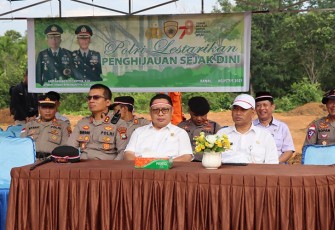 Kapolres Natuna AKBP Nanang Budi Santosa, S.I.K dan Forkopimda saat giat Penanaman Pohon Polri Lestarikan Negeri