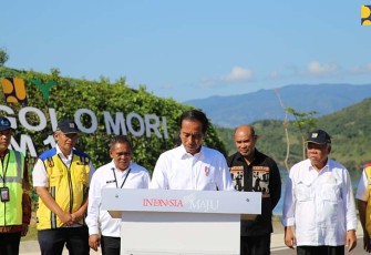 Presiden Jokowi saat Resmikan Jalan Akses Labuan Bajo-Golo Mori dengan penandatangan prasasti di KM 16, Selasa (14/3/2023). 