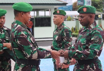 Kasdim saat Pimpin Tradisi Penyambutan Kedatangan Empat Personel Satgas Apter Papua 