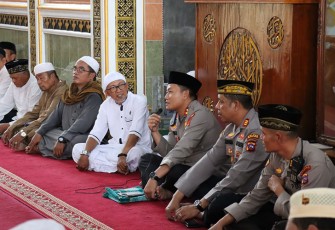 Kapolres Pasaman Barat AKBP Agung Basuki yang didampingi oleh Kabag SDM AKP Feri Arjoni, Kasat Polair AKP Adri Mardoan, Kapolsek Lembah Melintang AKP Zulfikar serta personel Bhabikamtibmas Nagari Sungai Aur Aipda Rahmat Suandi melakukan dialog dan diskusi dengan para tokoh agama.