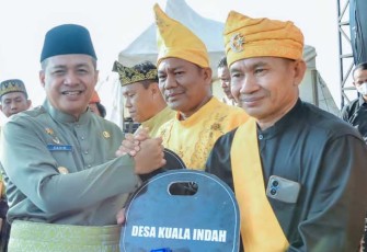 Bupati Batu Bara Ir.H.Zahir, MA.P secara simbolis memberikan  Bus Angkutan Pedesaan sebanyak tiga unit kepada Desa Kuala Indah, Pematang Kuing dan Desa Simodong, Kecamatan Sei Suka.