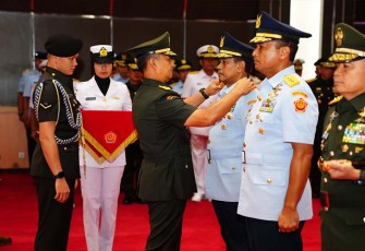 Kasum TNI Letjen TNI Bambang Ismawan, S.E., M.M., saat memimpin serah terima lima jabatan strategis di lingkungan Mabes TNI. 