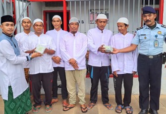 Kepala Lapas Kelas III Suliki, Kamesworo, membagikan Takjil kepada seluruh warga/santri binaan.