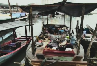 Foto: warga Pasar Ikan Luar Batang bertahan hidup di atas perahu (Youtube: BeritaSatu)