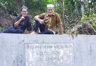 Umat Kristiani saat mengenang 100 tahun pembaptisan di Sungai Pasar Sore Desa Temengeng kecamatan Sambong kabupaten Blora belum lama ini.