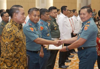 Panglima TNI Laksamana TNI Yudo Margono S.E., M.M.  pada saat memberikan paparan dalam kegiatan Rapat Koordinasi Pencegahan dan Penyelesaian Tindak Pidana Pertanahan di Grand Mercure Kemayoran, Jakarta, Rabu (8/11/2023).