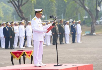 Kepala Pusat Keuangan TNI Laksda TNI Poedji Santoso, CHRMP., M.Tr.Opsla, saat memimpin Upacara Hari Pahlawan ke-78 dengan mengusung tema “Semangat Pahlawan Untuk Masa Depan Bangsa Dalam Memerangi Kemiskinan dan Kebodohan” di lapangan B3 Mabes TNI, Cilangkap, Jakarta Timur, Jumat (10/11/2023).