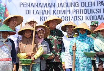Pangdam V/Brawijaya saat Foto bersama Petani pada acara Tanam Jagung di Desa Ngeni Blitar