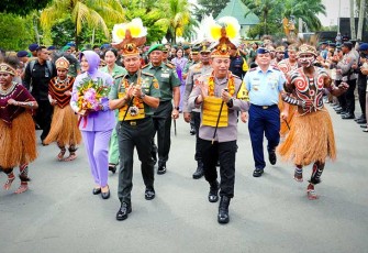 Panglima TNI Jenderal TNI Agus Subiyanto, S.E., M.Si dan Kapolri, Jenderal Pol Drs. Listyo Sigit Prabowo, M.Si saat disambut di Markas Kodam XVII/Cendrawasih, Papua, Jumat (08/12/2023).