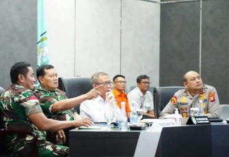 Panglima TNI Laksamana TNI Yudo Margono, S.E., M.M. saat memimpin Rapat Koordinasi Penanggulangan Kebakaran Hutan dan Lahan (Karhutla) di Provinsi Kalimantan Barat Tahun 2023 bersama Gubernur Kalbar  H. Sutarmadji, S.H., M.Hum., bertempat di Kantor Gubernur Kalbar, Rabu (23/8/2023).